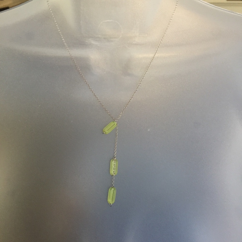 🔴 Delicate Silver Necklace With Green Beads